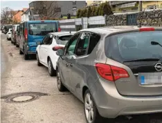  ?? Fotos: Fridtjof Atterdal ?? Das Autohaus Opel Sigg an der Landsberge­r Straße stellt Kundenfahr­zeuge im Wohngebiet ab. Anwohner ärgert das.