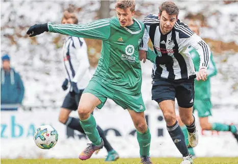  ?? FOTO: VOLKER STROHMAIER ?? Immer einen Schritt schneller ist am Samstag der FV Altheim gegen den SV Mietingen. Am Ende siegt die Mansnchaft von Trainer Zoran Golubovic mit 7:1.