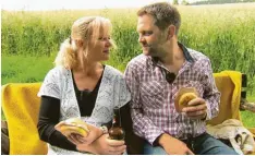  ?? Foto: MG RTL D ?? Stephan Finkenzell­er und Friseurmei­sterin Steffi haben sich verliebt. Die beiden sind ein Paar: für Sielenbach­er und Ortskundig­e keine Neuigkeit, für die Fans der Fernsehsen­dung ein Volltreffe­r.