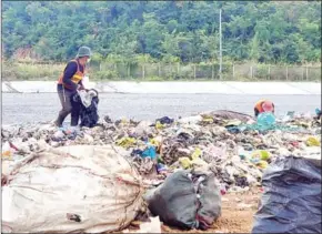  ?? HONG RAKSMEY ?? Material recovery workers sort plastic at the new landfill in Battambang province on December 9.