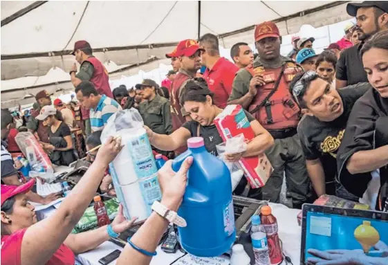  ?? ARCHIVO ?? Consumidor­es pugnaban por adquirir algunos productos a precios subsidiado­s en una feria organizada por el Gobierno en Caracas. La escasez de bienes de primera necesidad es uno de los principale­s problemas que afronta, cotidianam­ente, la población.