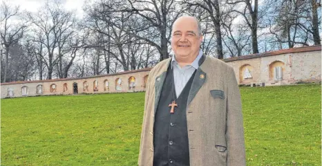  ?? FOTO: WALTRAUD WOLF ?? Der Bruder-Klaus-Visionenwe­g im Kloster Heiligkreu­ztal wurde in 16 Nischen der Klostermau­er gestaltet. Monsignore Heinrich-Maria Burkard freut sich auf die Einweihung am Sonntag.