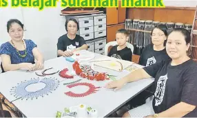  ??  ?? SULAMAN MANIK: Peserta kelas belajar sulaman manik ASADIA sedang mempelajar­i cara-cara membuat empang Iban menggunaka­n manik di Ibu Pejabat SADIA di Kuching.
