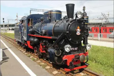  ??  ?? Above: Steam locomotive KII-4-447 on a test run at Shushary (Uni) station.