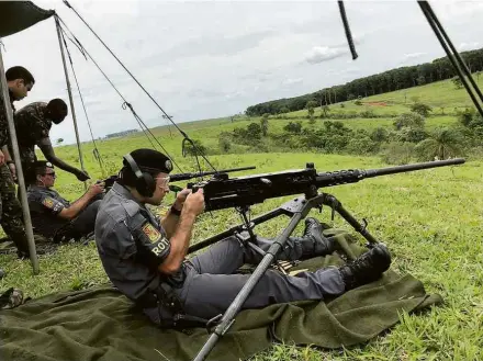  ??  ?? Policiais da Rota recebem treinament­o do Exército para uso de armamentos de guerra, no interior paulista