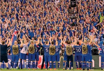  ?? AFP ?? La festa degli islandesi, calciatori e tifosi, dopo la vittoria per 2-1 all’Europeo 2016 sull’Austria
