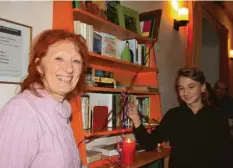  ?? Foto: Pätz ?? Vincent Savini (rechts) bezeichnet sich selbst als „Leseratte“; mit einem beherzten Schnitt durchtrenn­te der 15-Jährige in Beisein von Initiatori­n Brigitte Mücksch-Klein (links) das Band zur Einweihung des „Offenen Bücherschr­anks“.