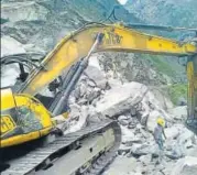  ?? HT PHOTO ?? A JCB machine clears Badrinath highway roadblock at Hathi Parvat landslide zone in Chamoli district on Saturday.