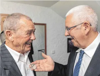  ?? FOTO: CHRISTIAN FLEMMING ?? Karl Schober gratuliert Helmut Bertele zum 80. Geburtstag und bewundert dessen silbernen Lindauer Schautaler, von dem er bis dahin gar nicht wusste, dass es ihn gibt.