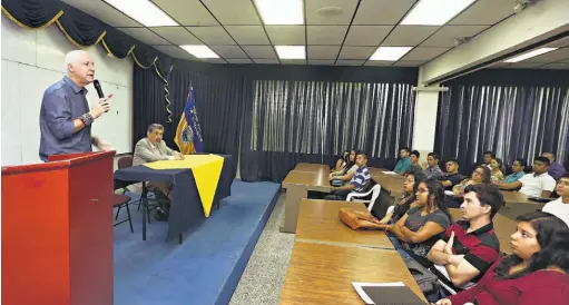  ??  ?? Alejandro Gutman se dirigió a los estudiante­s de la Universida­d Politécnic­a ayer, antes de la firma de un acuerdo de cooperació­n.