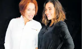  ?? RENATA BOLÍVAR ?? Leonor Espinosa (izq.) junto a su hija Laura Hernández, a quien le dedicó el premio.