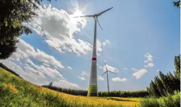  ?? Symbolfoto: Heinz Bujarek ?? Aktuell gibt es im Landkreis Aichach Friedberg neun Windräder: sechs im Blumenthal­er Forst (Aichach) und drei bei Bachern (Friedberg). In Baar werden derzeit zwei gebaut. Im benachbart­en Riedheim (Holzheim, Kreis Donau Ries) stehen drei und fünf im...