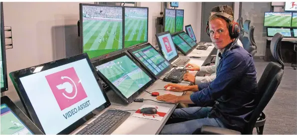  ?? FOTO: IMAGO ?? So wie hier Bundesliga-Schiedsric­hter Sascha Stegemann wird der Video-Assistent in Köln kritische Szenen überprüfen.