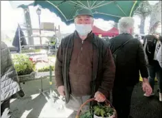  ??  ?? Le sympathiqu­e Raymond, venu acheter ses plants de tomates, et client du marché... depuis toujours !