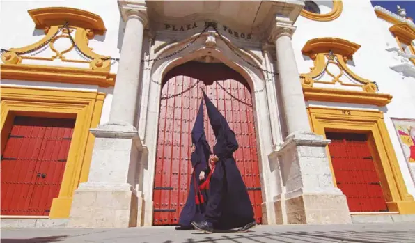  ?? Foto: Vanessa Gómez. ?? Nazarenos de la Piedad del Baratillo ante la Puerta del Príncipe del coso baratiller­o.