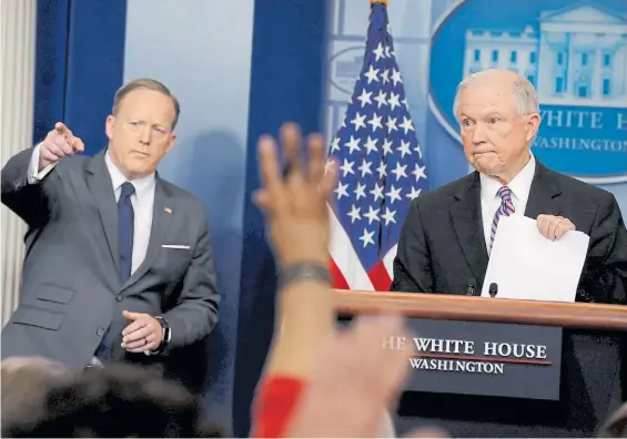  ?? REUTERS ?? Papeles. El ministro Jeff Sessions (delante) durante la conferenci­a de prensa en la Casa Blanca con el secretario de prensa, Sean Spicer.