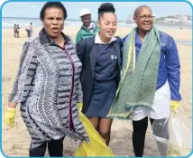  ??  ?? Deputy Minister of Environmen­tal Affairs Barbara Thomson and the Director General of Environmen­tal Affairs Nosipho Ngcaba join the community for a clean-up campaign.