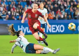  ??  ?? Jade Moore y Agustina Barroso disputan el balón. AFP