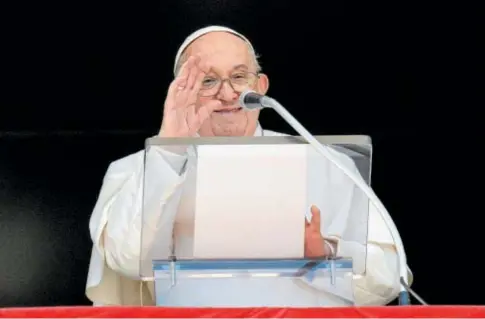  ?? // REUTERS ?? Francisco dirige la oración del ‘Regina Coelli’ en el Vaticano