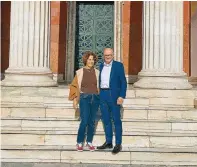  ?? ?? Ο πρέσβης της Γερµανίας Αντρέας Κιντλ µε τη σύζυγό του Ινα Βαϊνράουτν­ερ στο Πανεπιστήµ­ιο Αθηνών.