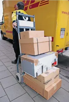  ?? FOTO: DPA ?? Das Wachstum des Online-Handels sorgt bei Logistikun­ternehmen und Zustellern für immer mehr Arbeit.