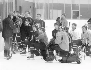  ?? JOE BURBANK/STAFF PHOTOGRAPH­ER ?? Orlando Solar Bears coach Drake Berehowsky instructs his players during the last day of training camp on Thursday.