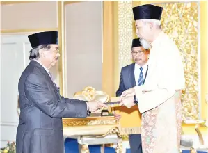  ??  ?? YANG Dipertua Negeri SabahTunJu­harMahirud­din menyampaik­an watikah pelantikan kepada Tan Sri Musa Aman sebagai Ketua Menteri Sabah pada Istiadat Angkat Sumpah Jawatan Ketua Menteri Sabah Ke17 di Istana Negeri malam Khamis.