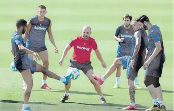  ?? F: EFEE ?? Los jugadores y el técnico del Levante, en un entrenamie­nto de esta semana en la Ciudad Deportiva de Buñol