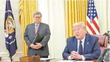  ??  ?? El presidente Donald Trump, en la Casa Blanca, ayer antes de firmar la orden ejecutiva para limitar la protección de la que gozan las redes sociales.