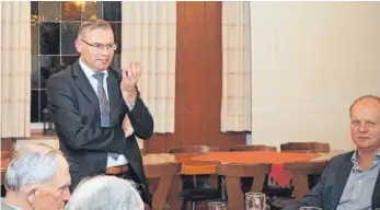  ?? FOTO: RUF ?? Europaparl­amentarier Norbert Lins (stehend) suchte in Äpfingen die Diskussion mit Landwirten aus der Region.