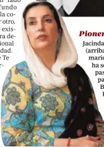  ??  ?? Pioneras Jacinda Ardern (arriba, con su marido y su hija) ha seguido los pasos de la pakistaní Benazir Bhutto (izq.) a la hora de ser madre mientras lidera un gobierno