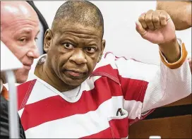  ?? RICARDO B. BRAZZIELL / AMERICAN-STATESMAN ?? Death row inmate Rodney Reed acknowledg­es his family Friday in court. “Let’s try this case with all the evidence, not just the evidence the state feels like giving us,” Reed attorney Andrew MacRae said during closing arguments.