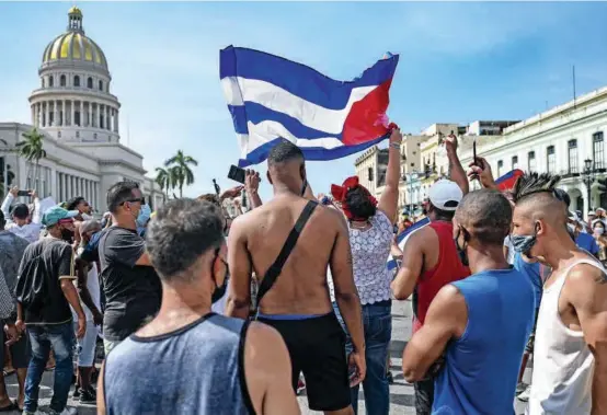  ?? FOTO ?? Miles de cubanos salieron a las calles el pasado domingo a protestar contra la situación económica de la isla. Los reclamos incluyeron exigencias de libertad política e incluso la salida del gobierno comunista de Miguel Díaz - Canel.
