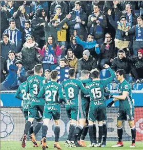  ?? FOTO: EFE ?? Los jugadores del Betis celebran uno de los goles marcados ayer en Mendizorro­za