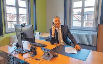  ?? FOTO: VERWALTUNG ?? Es geht los: Raphael Osmakowski-miller sitzt als neuer Bürgermeis­ter im Bad Saulgauer Rathaus an seinem Arbeitspla­tz.