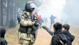  ?? DPA-BILD: Shcheglov/AP ?? Kinder halten einem belarussis­chen Soldaten die Faust zur Begrüßung hin.