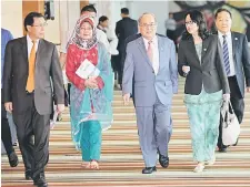  ??  ?? TIBA: Uggah (dua kanan) yang mewakili ketua menteri diiringi Fatimah (dua kiri), Dr Rundi (kiri), Sabariah (kanan) serta Wong (belakang, kanan) semasa tiba merasmikan majlis di Kuching, semalam.