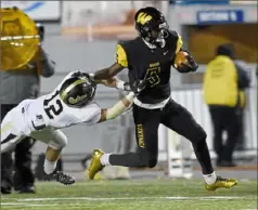  ?? Rebecca Droke/Post-Gazette ?? Nasir Peoples (No. 5) and Archbishop Wood defeated Gateway, 49-14, in last year's PIAA Class 5A championsh­ip. Wood plays WPIAL champ Penn Hills in this year's semifinals.