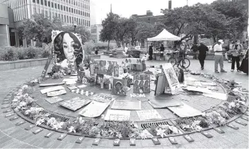  ?? MICHAEL M. SANTIAGO Getty Images / TNS ?? People visit a makeshift memorial for Breonna Taylor on Thursday in Louisville, Kentucky, a day after a Kentucky grand jury indicted one police officer involved in the shooting of Breonna Taylor on three counts of wanton endangerme­nt.