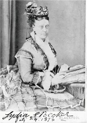  ??  ?? NEGRO SOBRE BLANCO.
Women’s Suffrage Journal fue la publicació­n más popular sobre el sufragio femenino en la Gran Bretaña del siglo XIX. Editada hasta 1890, fue fundada en 1870 por Lydia Becker (18271890), científica aficionada, conferenci­ante y líder sufragista británica (en la imagen).