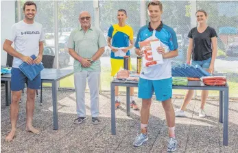  ?? FOTO: KLAUS-PETER DENTLER/TC LEUTKIRCH ?? Die Sieger und Platzierte­n der Tennis-Stadtmeist­erschaft 2020, links Herren-A-Sieger Benjamin Seifferer, vorne sein Finalgegne­r Joel Pascal Stuböck.