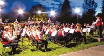  ?? Foto: Arloth ?? Erneut begeistert­en das Vorstufen Ensemble der Rainer Stadtkapel­le und das große Blasorches­ter (unser Bild) bei einer Serenade im Stadtpark viele Zuhörer.
