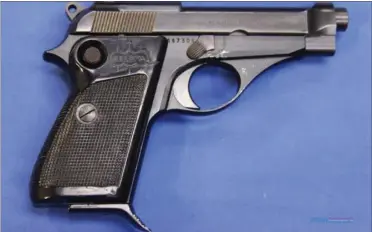  ?? FOTO: RITZAU SCANPIX ?? Det var denne type pistol, en Beretta 7,65 mm, som politiet fandt hos en 54-årig mand på et autovaerks­ted på en nedlagt landejendo­m i Harlev.