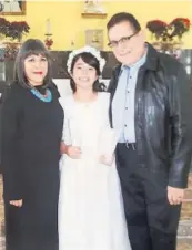  ??  ?? &gt; Guadalupe y Miguel Ángel Benítez Torres felicitaro­n a su linda sobrina.