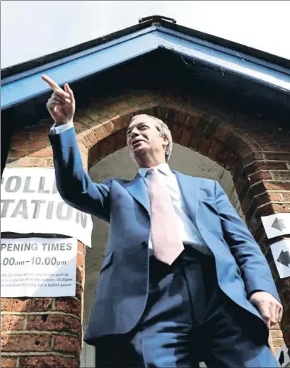  ?? DAN KITWOOD / GETTY ?? Nigel Farage a la puerta de su colegio electoral, el pasado jueves, día en que se votó en el Reino Unido