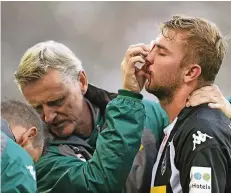  ??  ?? Borussias Mannschaft­sarzt stillt am 19. September die Blutung in Christoph Kramers Gesicht – Nasenbeinb­ruch. Vorsichtsh­alber wird er ausgewechs­elt.