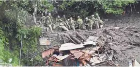  ?? (Foto A FP) ?? Anggota penyelamat meredah lumpur dalam usaha mencari mangsa yang tertimbus.