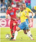  ?? Picture: BACKPAGEPI­X/MUZI NTOMBELA ?? TOE-TO-TOE: SuperSport United’s Bradley Grobler, left, challenged by Tebogo Langerman of Mamelodi Sundowns.