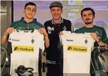  ?? FOTO: POSTBANK ?? Georgios Papatolis (links) und Michael Gherman (rechts) vertreten Borussia in der Virtuellen Bundesliga. Hier posieren sie nach ihren Quali-Siegen mit Stadionspr­echer Torsten Knippertz.
