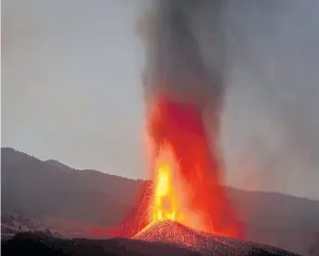  ?? ?? Erupción. La lava fluye del volcán Cumbre Vieja en la isla de La Palma, Canarias.AP